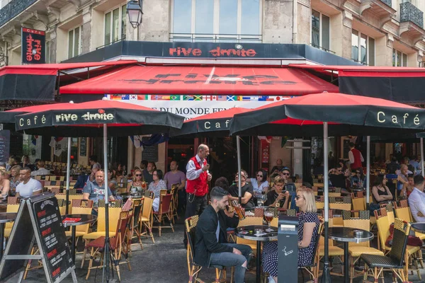 París Francia Junio 2019 Gente Cenando Terraza Restaurante Cerca Les — Foto de Stock