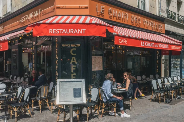 Parijs Frankrijk Juni 2019 Mensen Dineren Het Terras Van Een — Stockfoto