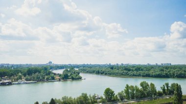 Sava ve Tuna nehirlerinin kesişimine Belgrad, Sırbistan 'daki Belgrad Kalesi' nden bakıldı