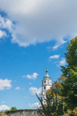 Belgrad Kalesi 'nin saat kulesi mavi gökyüzü altında ve Belgrad, Sırbistan' da bulutlar