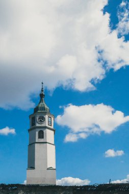Belgrad Kalesi 'nin saat kulesi mavi gökyüzü altında ve Belgrad, Sırbistan' da bulutlar
