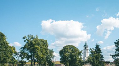 Belgrad Kalesi 'nin saat kulesi mavi gökyüzü altında ve Belgrad, Sırbistan' da bulutlar