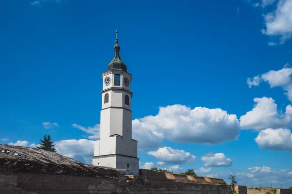 Torre Del Reloj Belgrado Fortaleza Bajo Cielo Azul Nubes Belgrado — Foto de Stock