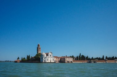 İtalya, Venedik 'teki San Michele adasındaki San Michele kilisesi ve çan kulesi.