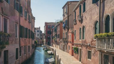 Venedik, İtalya 'daki Venedik evleri arasındaki kanal görüntüsü