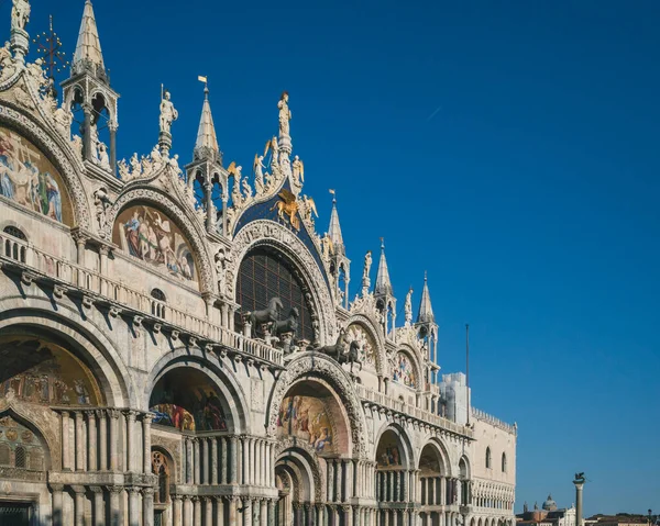 ヴェネツィア イタリアの青い空の下で大聖堂聖マークのファサード — ストック写真