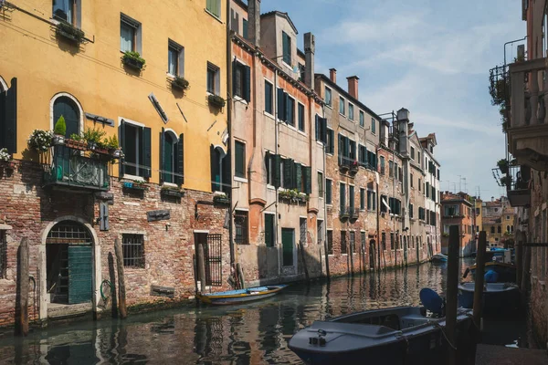 Vista Del Canal Entre Casas Venecianas Venecia Italia — Foto de Stock