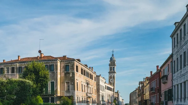 Torn Över Venetianska Hus Blå Molnig Himmel Venedig Italien — Stockfoto