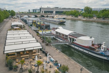 27 Mayıs 2021 - Paris, Fransa: Paris 'in 13. Bölgesindeki Seine nehri kıyısındaki restoran