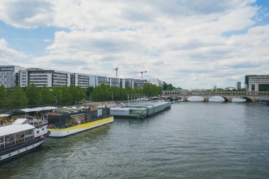 27 Mayıs 2021 - Paris, Fransa: Paris 'in 13. Bölgesindeki Seine nehri kıyısındaki restoran