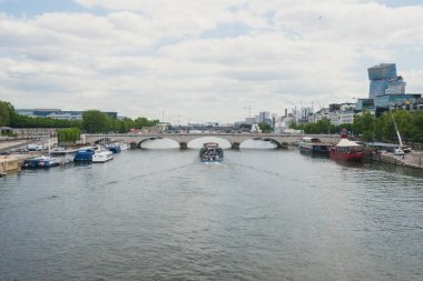 27 Mayıs 2021 - Paris, Fransa: Paris 'teki Seine Nehri' nden geçen kargo gemisi