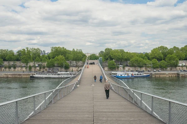 Mai 2021 Paris Frankreich Passanten Auf Simone Beauvoirs Fußgängerbrücke Über — Stockfoto