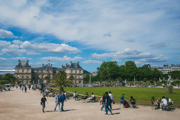 2021年5月29日 フランス 地元の人々がリラックスし パリのルクセンブルク庭園 Jardin Luxembourg で晴れた日の午後を楽しむ — ストック写真