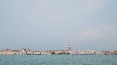 San Marco Kulesi ve Venedik adası Venedik, İtalya 'da su üzerinde bulutlu gökyüzü altında