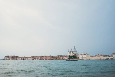 Santa Maria della Salute Bazilikası ve Venedik adası Venedik, İtalya 'da bulutlu gökyüzünün altında