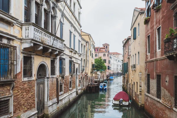 Narrow Canal Traditional Venetian Houses Venice Italy — Stock Photo, Image