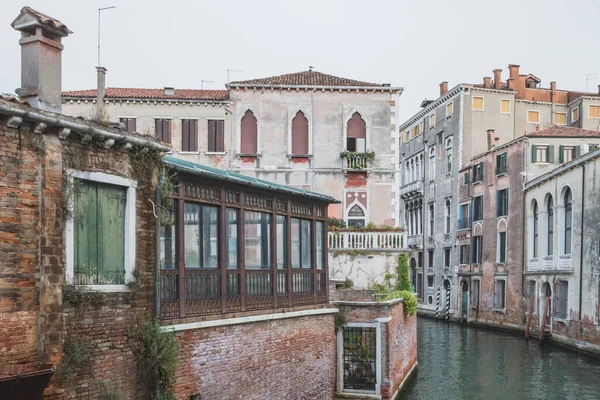 Venedik Talya Daki Geleneksel Venedik Evlerinden Dar Kanal — Stok fotoğraf