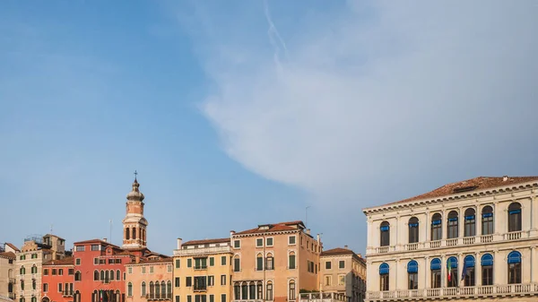 イタリア ヴェネツィアの青い空の下でカラフルなヴェネツィアの家の上の塔 — ストック写真