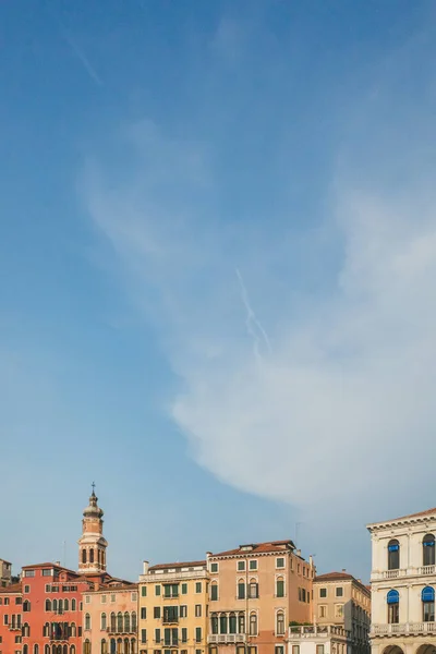 Torre Sobre Coloridas Casas Venecianas Bajo Cielo Azul Venecia Italia — Foto de Stock