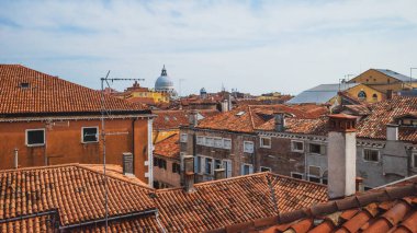 İtalya, Venedik 'te mavi gökyüzü altında geleneksel Venedik evleri üzerine Santa Maria della Selamlaması Kubbesi manzarası
