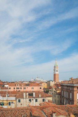 Venedik, İtalya 'da mavi gökyüzü altında geleneksel Venedik evleri üzerinde San Marco çan kulesi manzarası