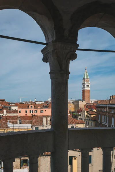 Veduta Del Campanile San Marco Sulle Tradizionali Case Veneziane Viste — Foto Stock