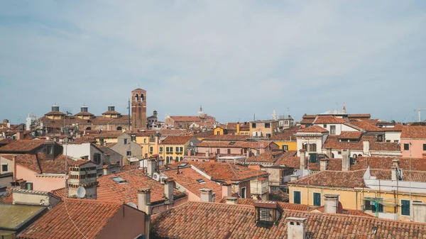 Torre Sobre Casas Venecianas Tradicionales Venecia Italia — Foto de Stock