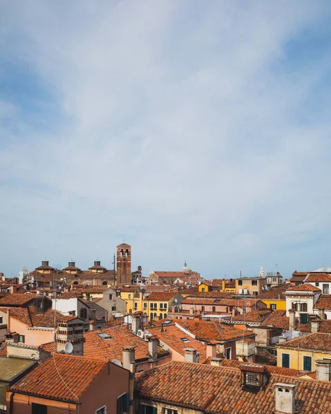 Torre Sobre Casas Venecianas Tradicionales Venecia Italia — Foto de Stock