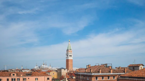 イタリアのヴェネツィアの青い空の下で伝統的なヴェネツィアの家の上サンマルコ鐘楼の眺め — ストック写真