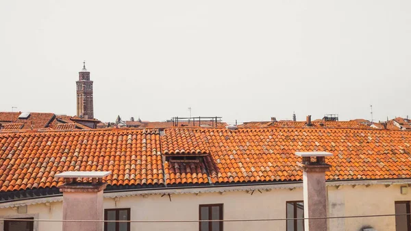 Torre Sobre Casas Venecianas Tradicionales Venecia Italia — Foto de Stock