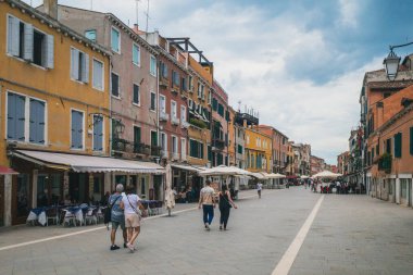 Venedik, İtalya - 18 Temmuz 2019: Venedik, İtalya 'da insanlar sokakta yürüyor