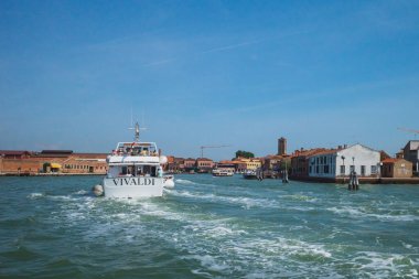 Venedik, İtalya - 19 Temmuz 2019: Venedik, İtalya 'da Murano adasına giden tekne
