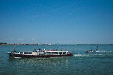 Venedik, İtalya - 20 Temmuz 2019: Venedik, İtalya 'da su üzerinde seyahat eden su otobüsü ve tekne