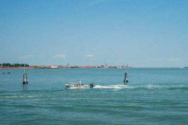 Venedik, İtalya - 20 Temmuz 2019: Venedik, İtalya 'da su üzerinde seyahat