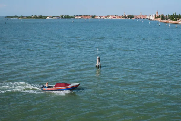 Venecia Italia Julio 2019 Barco Que Viaja Sobre Agua Con — Foto de Stock