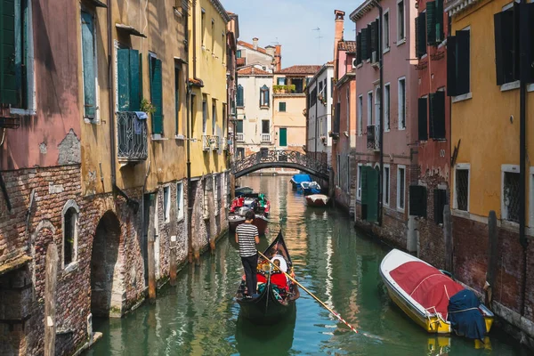 Venecia Italia Julio 2019 Góndolas Con Pasajeros Viajando Largo Del — Foto de Stock
