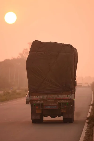 2020年10月28日 印度卡纳塔克邦达文盖 各种运输工具在日出时分通过达文盖市附近的穆迈国道48号 — 图库照片