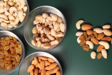 Farklı kase kuru meyve