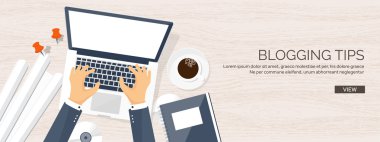 Vektör illüstrasyon. Elleri ile düz dizüstü bilgisayar. Hikayeni anlat. Yazar. Bloglama. İleti. Ahşap doku, ahşap.