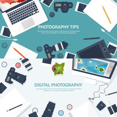 Fotoğrafçı ekipman üzerinde bir tablo. Fotoğraf araçları, fotoğraf düzenleme, beğenilen düz arka plan. Dijital photocamera lens ile. Vektör çizim.