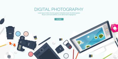 Fotoğrafçı ekipman üzerinde bir tablo. Fotoğraf araçları, fotoğraf düzenleme, beğenilen düz arka plan. Dijital photocamera lens ile. Vektör çizim.