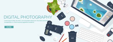 Fotoğrafçı ekipman üzerinde bir tablo. Fotoğraf araçları, fotoğraf düzenleme, beğenilen düz arka plan. Dijital photocamera lens ile. Vektör çizim.