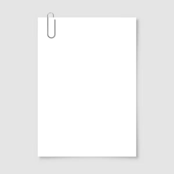 Ρεαλιστικό λευκό φύλλο χαρτιού σε μέγεθος Α4 με μεταλλικό κλιπ, βάση σε γκρι φόντο. Σελίδα σημειωματάριο, έγγραφο. Πρότυπο σχεδιασμού ή μακέτα. Εικονογράφηση διανύσματος. — Διανυσματικό Αρχείο