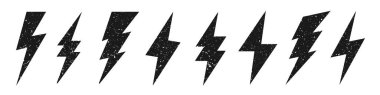 Beyaz arka planda izole edilmiş grunge desenli yıldırım simgeleri. Klasik flaş sembolü, yıldırım. Basit yıldırım çarpması işareti. Vektör illüstrasyonu.