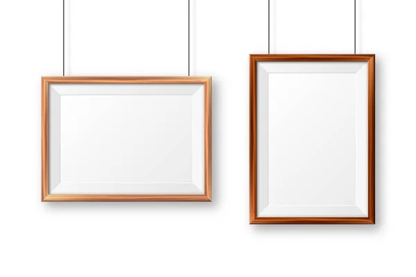 Realistické dřevěné obrazové rámy se stínem izolovaným na bílém pozadí. Visí na prázdném plakátu na stěně. Prázdný rám. Vektorová ilustrace. — Stockový vektor