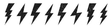 Beyaz arka planda izole edilmiş grunge desenli yıldırım simgeleri. Klasik flaş sembolü, yıldırım. Basit yıldırım çarpması işareti. Vektör illüstrasyonu.