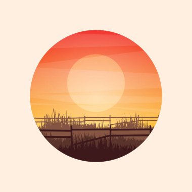 Çimenli ve eski ahşap çitli çayır siluetleri. Kırsal alan, panoramik yaz çimenliği kırsal alan otlar, yabani otlar. Tarım ve tarım. Doğada yaz günbatımı. Vektör illüstrasyonu.