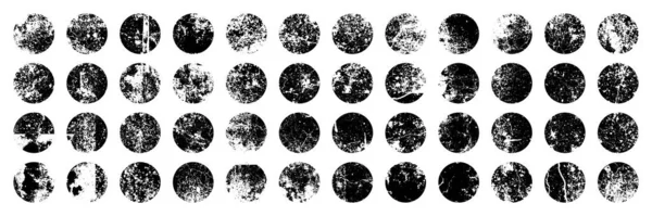 Grunge lekeler ve çiziklerle daireler çiziyor. Çember fırça darbesi, yuvarlak şekil tasarım elementi. Sıkıntılı kirli metin çerçevesi, sınır, çıkartma ya da etiket. Boya fırçası, mürekkep lekeleri. Vektör illüstrasyonu.