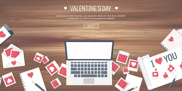 Portátil, mensajes de amor, tarjetas con corazones — Vector de stock
