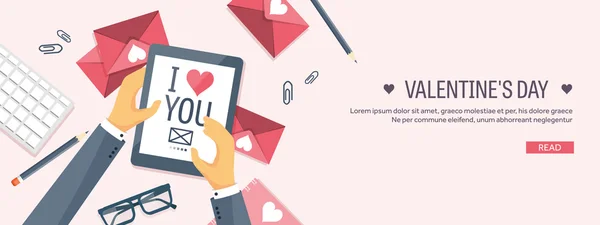 Tablet in hands, love messages with hearts — 스톡 벡터